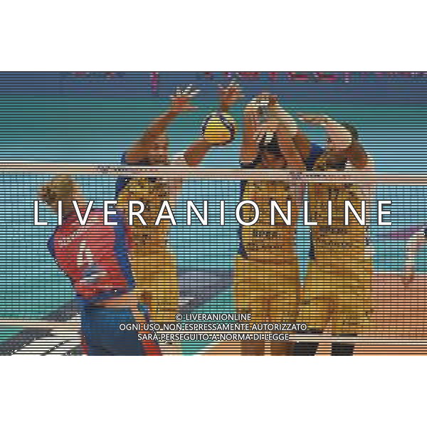¬© TVRG Donovan Dzavoronok (Monza) contro il muro di Modena Vero Volley Monza vs Leo Shoes PerkinElmer Modena Campionato SuperLega Credem Banca - 1a giornata Monza 10-10-2021 Arena di Monza foto Roberto Garavaglia/ag. Aldo Liverani sas/AGENZIA ALDO LIVERANI SAS