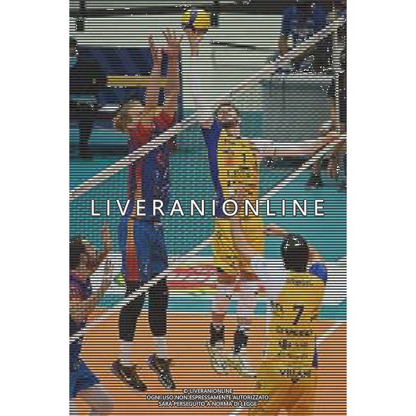 ¬© TVRG Donovan Dzavoronok (Monza) e Bruno Mossa de Rezende (Modena) Vero Volley Monza vs Leo Shoes PerkinElmer Modena Campionato SuperLega Credem Banca - 1a giornata Monza 10-10-2021 Arena di Monza foto Roberto Garavaglia/ag. Aldo Liverani sas/AGENZIA ALDO LIVERANI SAS