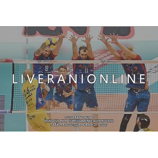 ¬© TVRG Abdel Aziz Nimir (Modena) contro il muro di Monza Vero Volley Monza vs Leo Shoes PerkinElmer Modena Campionato SuperLega Credem Banca - 1a giornata Monza 10-10-2021 Arena di Monza foto Roberto Garavaglia/ag. Aldo Liverani sas/AGENZIA ALDO LIVERANI SAS