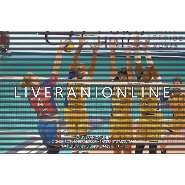 ¬© TVRG Donovan Dzavoronok (Monza) contro il muro di Modena da SX Abdel Aziz Nimir, Dragan Stankovic e Yoandy Leal Vero Volley Monza vs Leo Shoes PerkinElmer Modena Campionato SuperLega Credem Banca - 1a giornata Monza 10-10-2021 Arena di Monza foto Roberto Garavaglia/ag. Aldo Liverani sas/AGENZIA ALDO LIVERANI SAS