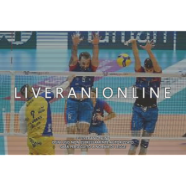 © TVRG Earvin Ngapeth (Modena) contro il muro di Monza da SX Georg Grozer e Aleks Grozdanov Vero Volley Monza vs Leo Shoes PerkinElmer Modena Campionato SuperLega Credem Banca - 1a giornata Monza 10-10-2021 Arena di Monza foto Roberto Garavaglia/ag. Aldo Liverani sas/AGENZIA ALDO LIVERANI SAS