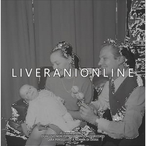 RETROSPETTIVA ALIGHIERO NOSCHESE ATTORE -IMITATORE-SHOWMAN E COMICO NELLA FOTO ALIGHIERO NOSCHESE IN FAMIGLIA CON LA MOGLIE EDDA DE BELLIS E IL FIGLIO ANTONELLO NOSCHESE NELL\'ANNO 1965 AG ALDO LIVERANI SAS