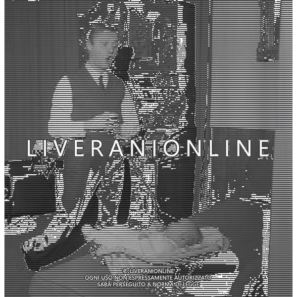 RETROSPETTIVA ALIGHIERO NOSCHESE ATTORE -IMITATORE-SHOWMAN E COMICO NELLA FOTO ALIGHIERO NOSCHESE IN FAMIGLIA CON LA MOGLIE EDDA DE BELLIS E IL FIGLIO ANTONELLO NOSCHESE NELL\'ANNO 1965 AG ALDO LIVERANI SAS