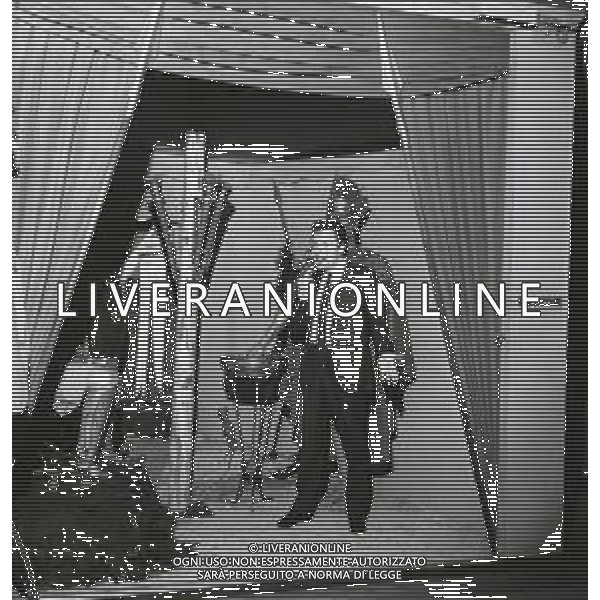 RETROSPETTIVA ALIGHIERO NOSCHESE ATTORE -IMITATORE-SHOWMAN E COMICO NELLA FOTO ALIGHIERO NOSCHESE AL MUSEO DELLE CERE DI MILANO NELL\'ANNO 1966 AG ALDO LIVERANI SAS