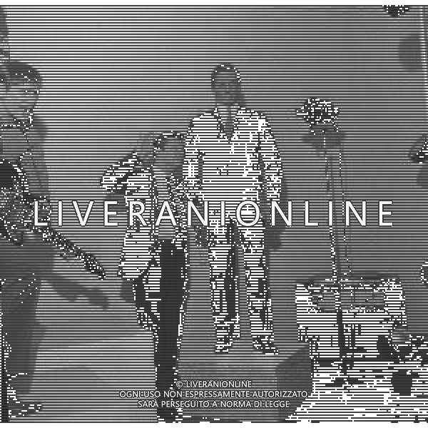 RETROSPETTIVA ALIGHIERO NOSCHESE ATTORE -IMITATORE-SHOWMAN E COMICO NELLA FOTO ALIGHIERO NOSCHESE AL MUSEO DELLE CERE DI MILANO NELL\'ANNO 1966 AG ALDO LIVERANI SAS