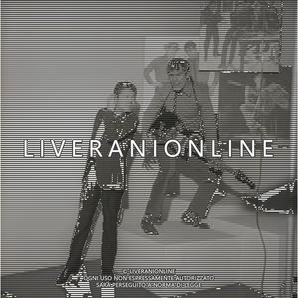 RETROSPETTIVA ALIGHIERO NOSCHESE ATTORE -IMITATORE-SHOWMAN E COMICO NELLA FOTO ALIGHIERO NOSCHESE AL MUSEO DELLE CERE DI MILANO NELL\'ANNO 1966 AG ALDO LIVERANI SAS