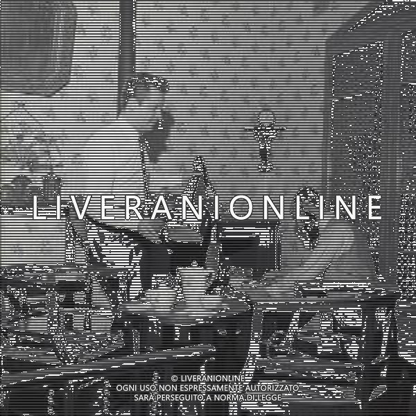 RETROSPETTIVA ALIGHIERO NOSCHESE ATTORE -IMITATORE-SHOWMAN E COMICO NELLA FOTO ALIGHIERO NOSCHESE AL MUSEO DELLE CERE DI MILANO NELL\'ANNO 1966 AG ALDO LIVERANI SAS