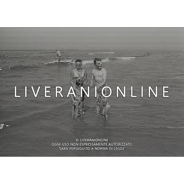 RETROSPETTIVA ALIGHIERO NOSCHESE ATTORE -IMITATORE-SHOWMAN E COMICO NELLA FOTO ALIGHIERO NOSCHESE CON LA FAMIGLIA A VIAREGGIO NELL\'ANNO 1971 AG ALDO LIVERANI SAS  