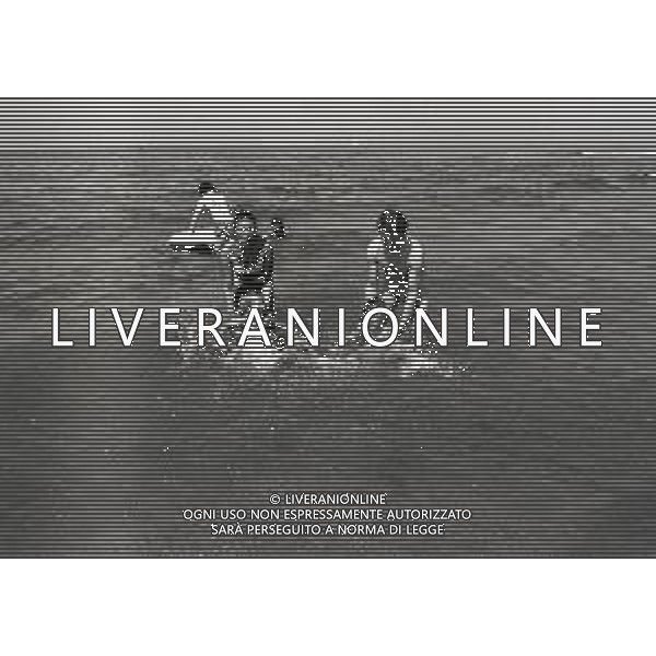 RETROSPETTIVA ALIGHIERO NOSCHESE ATTORE -IMITATORE-SHOWMAN E COMICO NELLA FOTO ALIGHIERO NOSCHESE CON LA FAMIGLIA A VIAREGGIO NELL\'ANNO 1971 AG ALDO LIVERANI SAS  