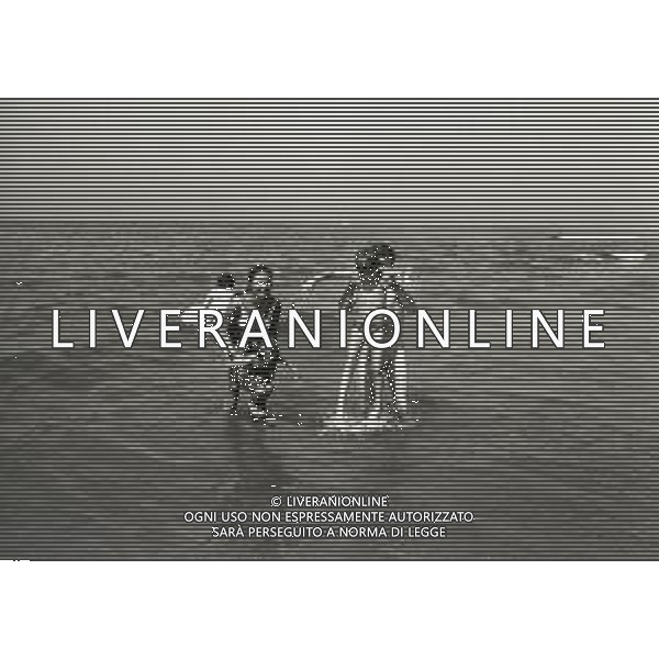 RETROSPETTIVA ALIGHIERO NOSCHESE ATTORE -IMITATORE-SHOWMAN E COMICO NELLA FOTO ALIGHIERO NOSCHESE CON LA FAMIGLIA A VIAREGGIO NELL\'ANNO 1971 AG ALDO LIVERANI SAS  
