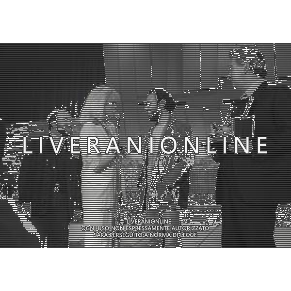 RETROSPETTIVA ANTONELLO VENDITTI CANTANTE NELLA FOTO ANTONELLO VENDITTI CON AMANDA LEAR E ENRICO BERUSCHI A VENEZIA NELL\'ANNO 1980 PREMIATO CON LA GONDOLA D\'ORO AG ALDO LIVERANI SAS 