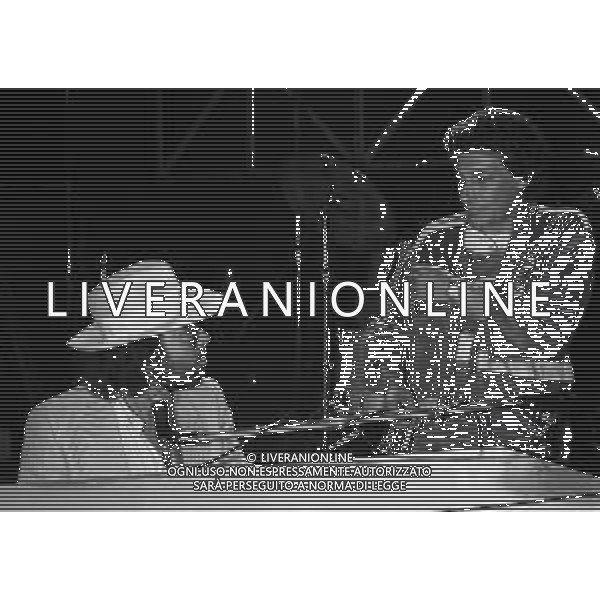 NEG-RETROSPETTIVA ANTONELLO VENDITTI CANTANTE NELLA FOTO ANTONELLO VENDITTI CON JOCELYN HATTAB A SAINT VINCENT ESTATE NELL\'ANNO 1983 AG ALDO LIVERANI SAS 