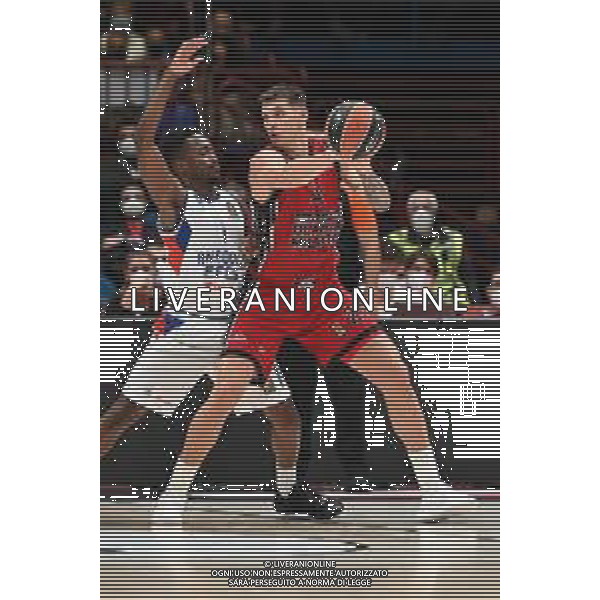 © TVRG Konstantinos Mitoglou (Milano) e sulla SX Rodrigue Beaubois (Istanbul) AX Armani Exchange Milano vs Anadolu Efes Istanbul Turkish Airlines EuroLeague - 4a giornata regular season Assago (MI) 15-10-2021 Mediolanum Forum foto Roberto Garavaglia/ag. Aldo Liverani sas