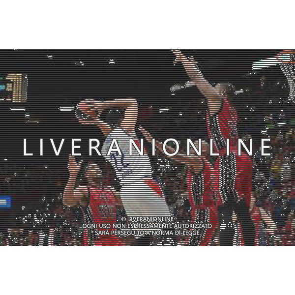 © TVRG Vasilije Micic (Istanbul) chiuso dalla difesa serrata di Milano AX Armani Exchange Milano vs Anadolu Efes Istanbul Turkish Airlines EuroLeague - 4a giornata regular season Assago (MI) 15-10-2021 Mediolanum Forum foto Roberto Garavaglia/ag. Aldo Liverani sas