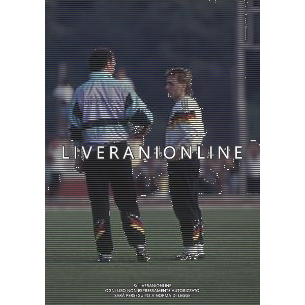 RETROSPETTIVA FRANZ BECKENBAUER CALCIATORE NELLA FOTO FRANZ BECKENBAUER ALLENATORE NAZIONALE GERMANIA OVEST NELL\'ANNO 1990 AI MONDIALI DI ITALIA 90 CON THOMAS HASSLER AG ALDO LIVERANI SAS