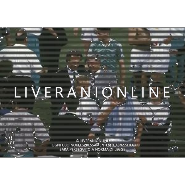 RETROSPETTIVA FRANZ BECKENBAUER CALCIATORE NELLA FOTO FRANZ BECKENBAUER ALLENATORE NAZIONALE GERMANIA OVEST NELL\'ANNO 1990 AI MONDIALI DI ITALIA 90 CON BOBBY ROBSON CT INGHILTERRA AG ALDO LIVERANI SAS