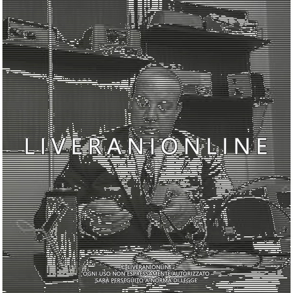 RETROSPETTIVA TOM PONZI INVESTIGATORE PRIVATO NELLA FOTO TOM PONZI NEL SUO STUDIO NELL\'ANNO 1970 A MILANO AG ALDO LIVERANI SAS