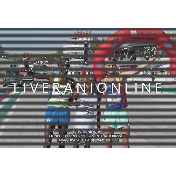 IMOLA 17 10 2021 PODISMO 52∞ GARA DI TRE MONTI NELLA FOTO PRIMI TRE DA SINISTRA SECONDO RIUNGU ERIC MUTHOMI,VINCITORE MWANGI JOEL MAINA E TERZO L\'IMOLESE RICCIARDO LUIC MATTEO ©SANNA/AGENZIA ALDO LIVERANI SAS