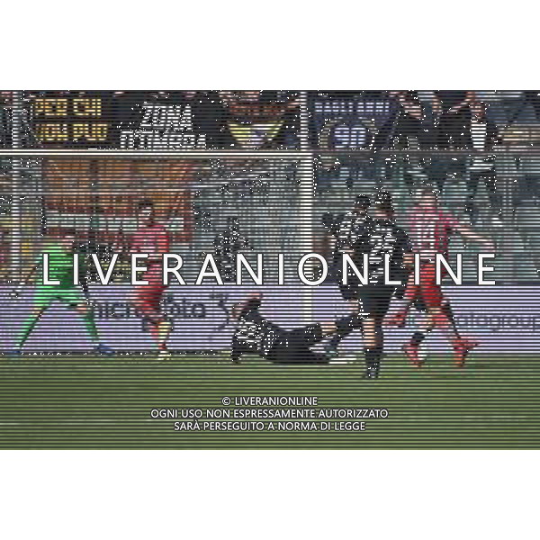 ¬© TVRG Luca Valzania (Cremonese) vicino al gol del pareggio con un tiro da fuori area Cremonese vs Benevento Campionato Serie BKT - 8a giornata Cremona 17-10-2021 Stadio Giovanni Zini foto Roberto Garavaglia/ag. Aldo Liverani sas/AGENZIA ALDO LIVERANI SAS