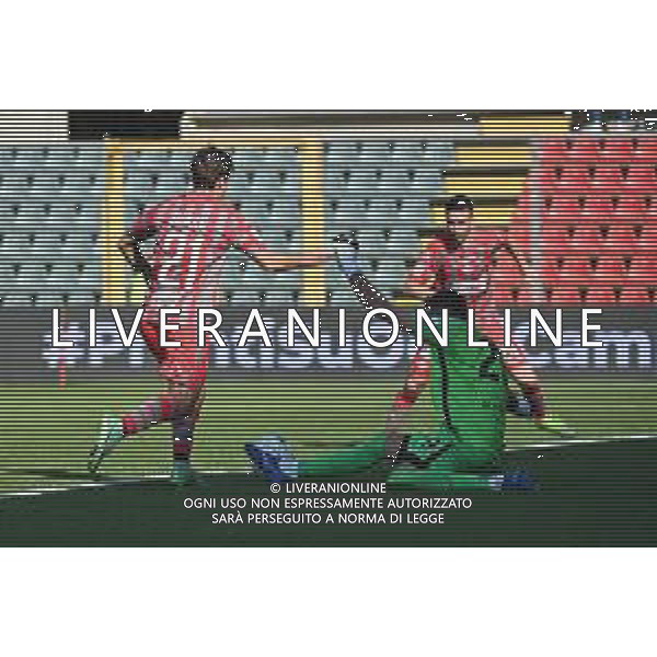 © TVRG Nicolo\' Fagioli (Cremonese) salta Alberto Paleari (Benevento) e segna il gol dell\'1 a 1 Cremonese vs Benevento Campionato Serie BKT - 8a giornata Cremona 17-10-2021 Stadio Giovanni Zini foto Roberto Garavaglia/ag. Aldo Liverani sas/AGENZIA ALDO LIVERANI SAS