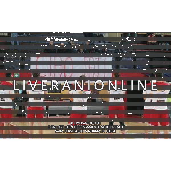 IMOLA 17 10 2021 ANDREA COSTA BASKET-KIENERGIA RIETI SERIE B NELLA FOTO TIFOSI ULTRA\' E I GIOCATORI DELL\'ANDREA COSTA SALUTANO CON UNO STRISCIONE LA SCOMPARSA DI ANDREA CEMBALI ULTRA\' DELL\'ANDREA COSTA ©SANNA/AGENZIA ALDO LIVERANI SAS