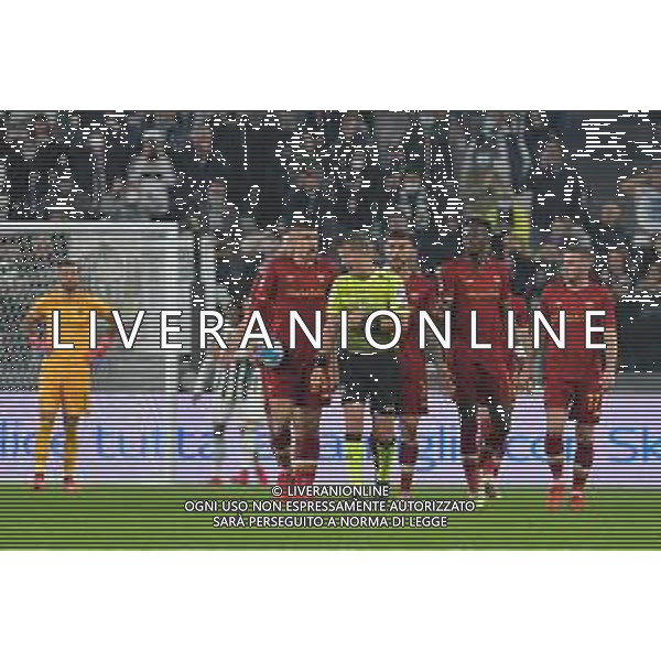 Torino 17.10.2021 Stadio Allianz Stadium ©Alessandro Falzone/Agenzia Aldo Liverani Juventus vs Roma Serie A Tim 2021/2022 Nella foto : ARBITRO ORSATO E PROTESTE ROMA ©FALZONE/AGENZIA ALDO LIVERANI SAS