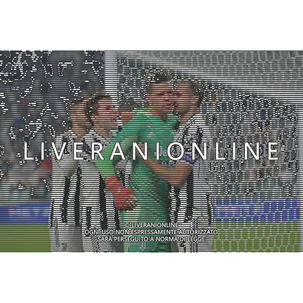 Torino 17.10.2021 Stadio Allianz Stadium ©Alessandro Falzone/Agenzia Aldo Liverani Juventus vs Roma Serie A Tim 2021/2022 Nella foto : ESULTANZA DI Wojciech Szczesny FESTEGGIATO DA GIORGIO CHIELLINI E FEDERICO CHIESA PER IL RIGORE PARATO ©FALZONE/AGENZIA ALDO LIVERANI SAS