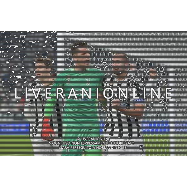 Torino 17.10.2021 Stadio Allianz Stadium ©Alessandro Falzone/Agenzia Aldo Liverani Juventus vs Roma Serie A Tim 2021/2022 Nella foto : ESULTANZA DI Wojciech Szczesny FESTEGGIATO DA GIORGIO CHIELLINI E FEDERICO CHIESA PER IL RIGORE PARATO ©FALZONE/AGENZIA ALDO LIVERANI SAS