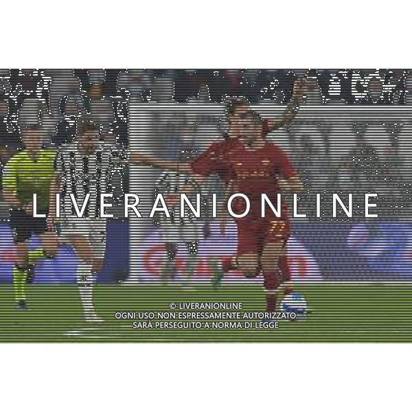 Torino 17.10.2021 Stadio Allianz Stadium ©Alessandro Falzone/Agenzia Aldo Liverani Juventus vs Roma Serie A Tim 2021/2022 Nella foto : NICOLO\' ZANIOLO TRATTENUTO DA MANUEL LOCATELLI ©FALZONE/AGENZIA ALDO LIVERANI SAS