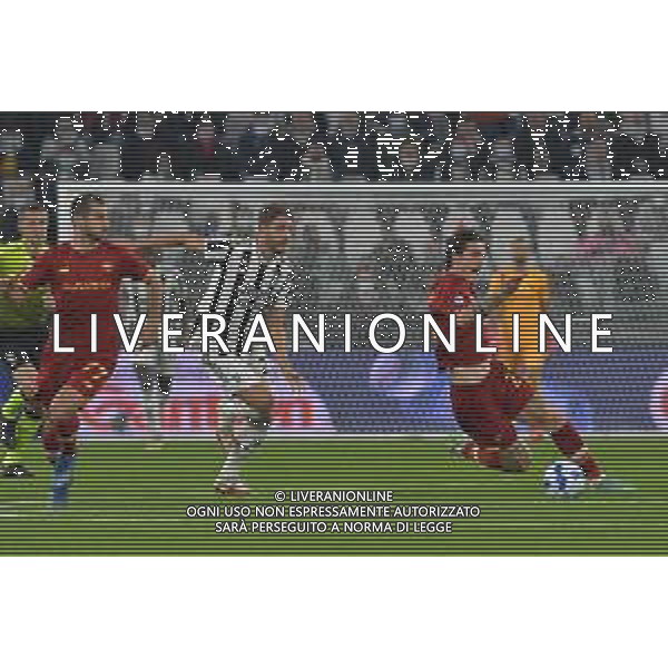 Torino 17.10.2021 Stadio Allianz Stadium ©Alessandro Falzone/Agenzia Aldo Liverani Juventus vs Roma Serie A Tim 2021/2022 Nella foto : NICOLO\' ZANIOLO-LOCATELLI MANUEL ©FALZONE/AGENZIA ALDO LIVERANI SAS