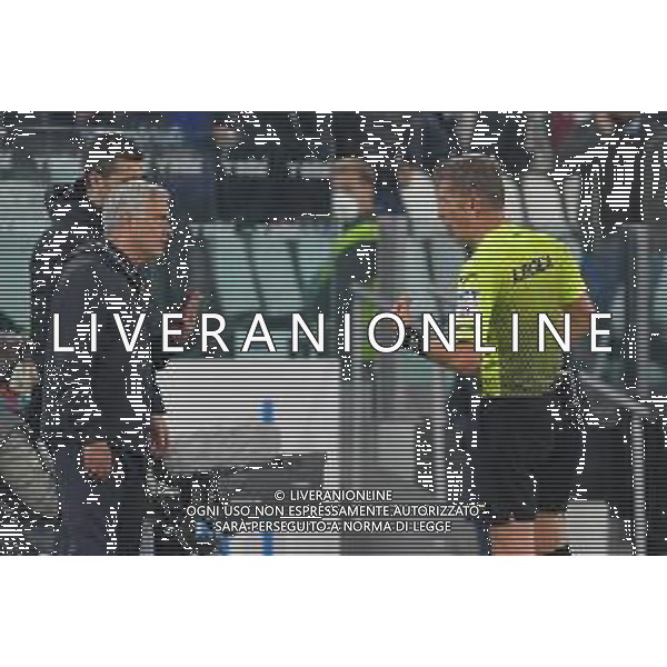 Torino 17.10.2021 Stadio Allianz Stadium ©Alessandro Falzone/Agenzia Aldo Liverani Juventus vs Roma Serie A Tim 2021/2022 Nella foto : JOSE\' Mourinho CON L\'ARBITRO DANIELE ORSATO ©FALZONE/AGENZIA ALDO LIVERANI SAS