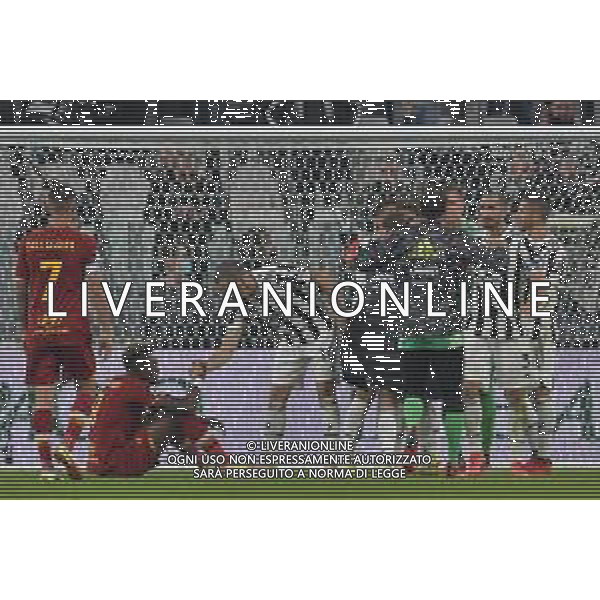 Torino 17.10.2021 Stadio Allianz Stadium ©Alessandro Falzone/Agenzia Aldo Liverani Juventus vs Roma Serie A Tim 2021/2022 Nella foto : Leonardo Bonucci consola Tammy Abraham