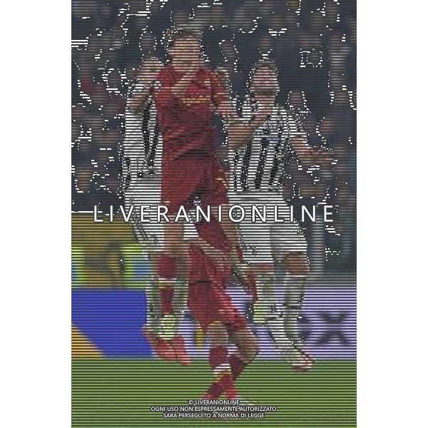 Torino 17.10.2021 Stadio Allianz Stadium ©Alessandro Falzone/Agenzia Aldo Liverani Juventus vs Roma Serie A Tim 2021/2022 Nella foto : Eldor Shomurodov-Giorgio Chiellini-Manuel Locatelli