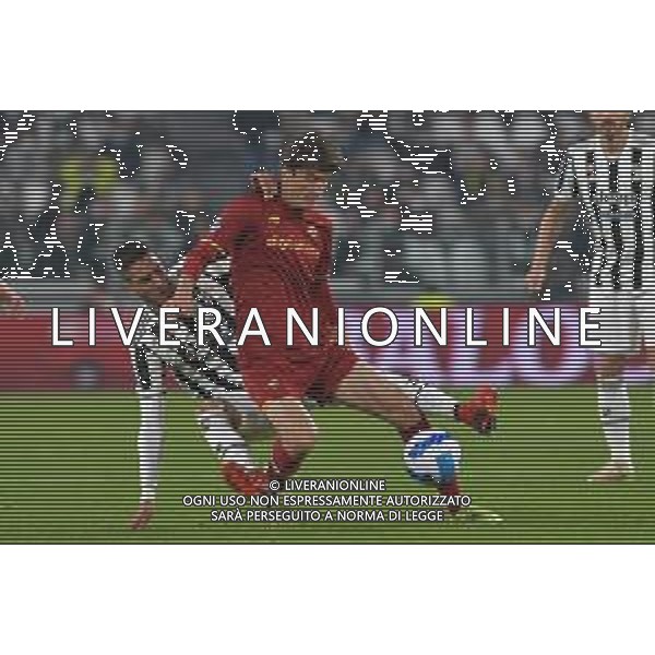 Torino 17.10.2021 Stadio Allianz Stadium ©Alessandro Falzone/Agenzia Aldo Liverani Juventus vs Roma Serie A Tim 2021/2022 Nella foto : Eldor Shomurodov-Rodrigo Bentancur