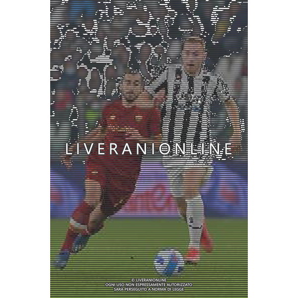 Torino 17.10.2021 Stadio Allianz Stadium ©Alessandro Falzone/Agenzia Aldo Liverani Juventus vs Roma Serie A Tim 2021/2022 Nella foto : Dejan Kulusevski-Henrikh Mkhitaryan
