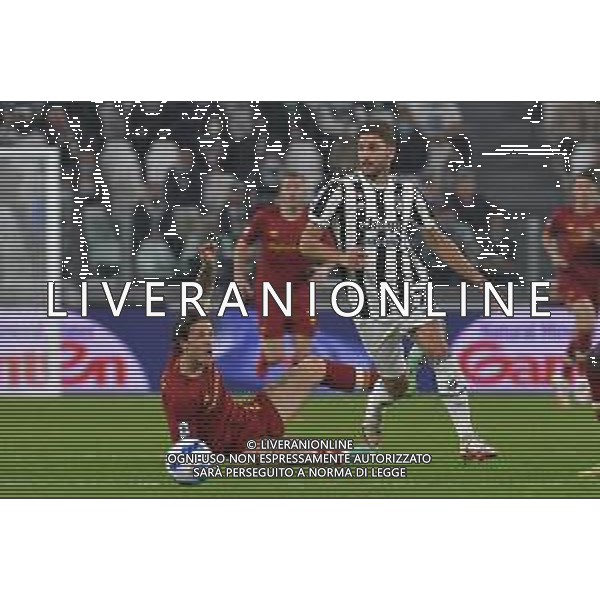Torino 17.10.2021 Stadio Allianz Stadium ©Alessandro Falzone/Agenzia Aldo Liverani Juventus vs Roma Serie A Tim 2021/2022 Nella foto : Niccolò Zaniolo-Manuel Locatelli