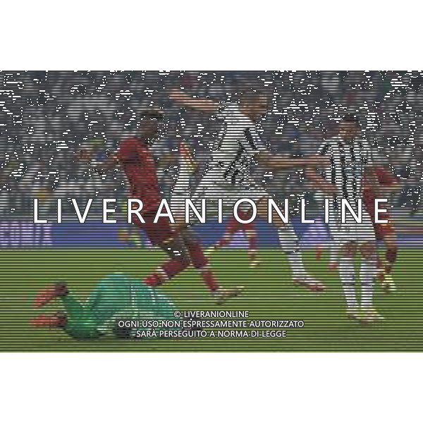 Torino 17.10.2021 Stadio Allianz Stadium ©Alessandro Falzone/Agenzia Aldo Liverani Juventus vs Roma Serie A Tim 2021/2022 Nella foto : Wojciech Szczesny-Leonardo Bonucci-Tammy Abraham