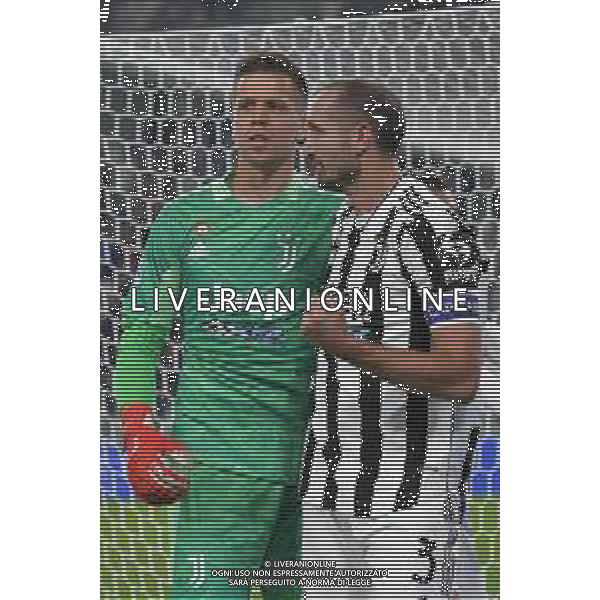 Torino 17.10.2021 Stadio Allianz Stadium ©Alessandro Falzone/Agenzia Aldo Liverani Juventus vs Roma Serie A Tim 2021/2022 Nella foto : Wojciech Szczesny-Giorgio Chiellini