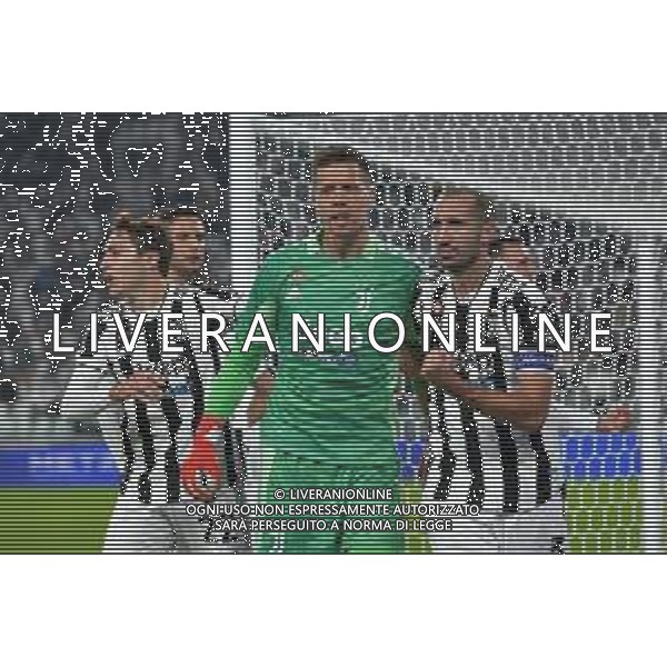 Torino 17.10.2021 Stadio Allianz Stadium ©Alessandro Falzone/Agenzia Aldo Liverani Juventus vs Roma Serie A Tim 2021/2022 Nella foto : Federico Chiesa-Wojciech Szczesny-Giorgio Chiellini
