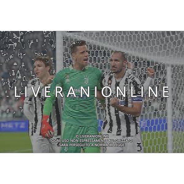 Torino 17.10.2021 Stadio Allianz Stadium ©Alessandro Falzone/Agenzia Aldo Liverani Juventus vs Roma Serie A Tim 2021/2022 Nella foto : Federico Chiesa-Wojciech Szczesny-Giorgio Chiellini