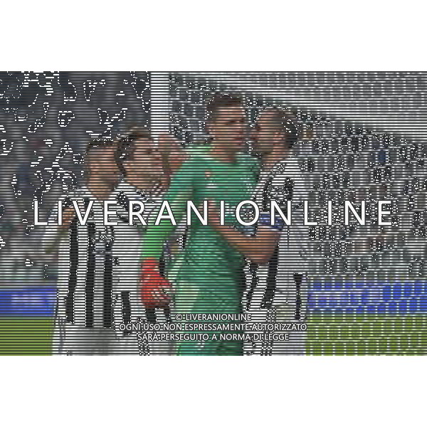 Torino 17.10.2021 Stadio Allianz Stadium ©Alessandro Falzone/Agenzia Aldo Liverani Juventus vs Roma Serie A Tim 2021/2022 Nella foto : Federico Chiesa-Wojciech Szczesny-Giorgio Chiellini