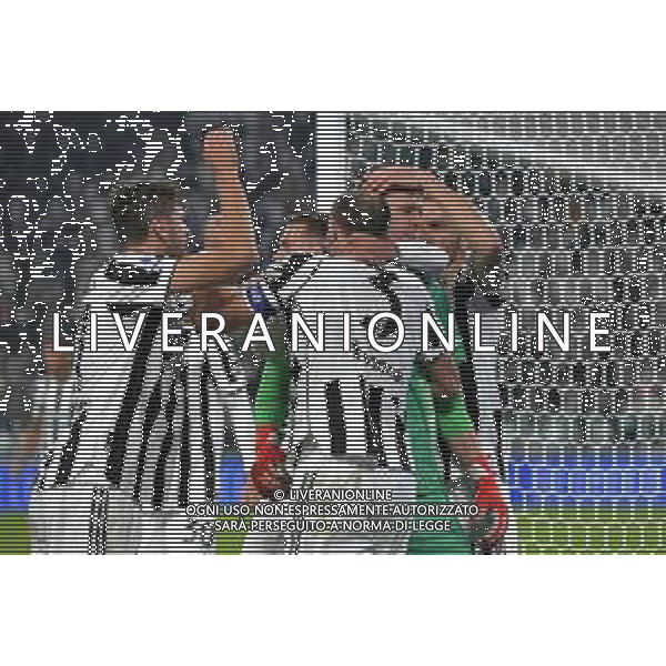 Torino 17.10.2021 Stadio Allianz Stadium ©Alessandro Falzone/Agenzia Aldo Liverani Juventus vs Roma Serie A Tim 2021/2022 Nella foto : Wojciech Szczesny festeggiato dai compagni per il rigore parato