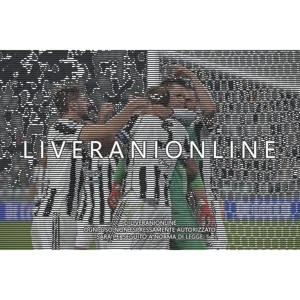 Torino 17.10.2021 Stadio Allianz Stadium ©Alessandro Falzone/Agenzia Aldo Liverani Juventus vs Roma Serie A Tim 2021/2022 Nella foto : Wojciech Szczesny festeggiato dai compagni per il rigore parato