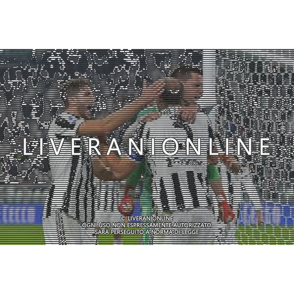 Torino 17.10.2021 Stadio Allianz Stadium ©Alessandro Falzone/Agenzia Aldo Liverani Juventus vs Roma Serie A Tim 2021/2022 Nella foto : Wojciech Szczesny festeggiato dai compagni per il rigore parato