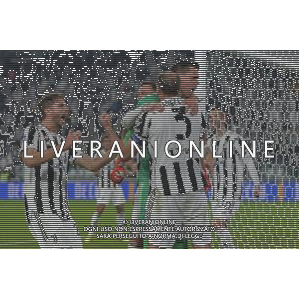 Torino 17.10.2021 Stadio Allianz Stadium ©Alessandro Falzone/Agenzia Aldo Liverani Juventus vs Roma Serie A Tim 2021/2022 Nella foto : Wojciech Szczesny festeggiato dai compagni per il rigore parato