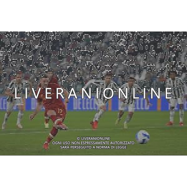 Torino 17.10.2021 Stadio Allianz Stadium ©Alessandro Falzone/Agenzia Aldo Liverani Juventus vs Roma Serie A Tim 2021/2022 Nella foto : Jordan Veretout si parare il calcio di rigore da Wojciech Szczesny