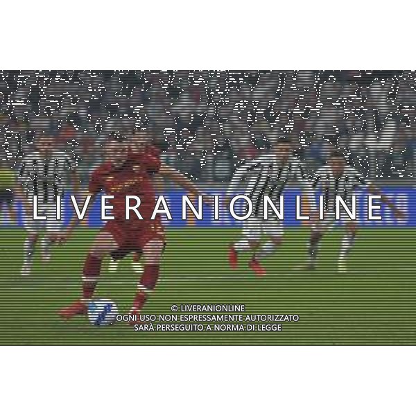 Torino 17.10.2021 Stadio Allianz Stadium ©Alessandro Falzone/Agenzia Aldo Liverani Juventus vs Roma Serie A Tim 2021/2022 Nella foto : Jordan Veretout si parare il calcio di rigore da Wojciech Szczesny