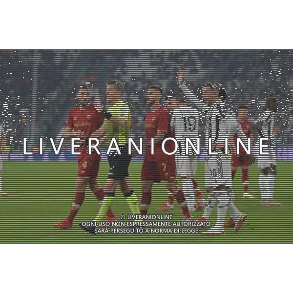 Torino 17.10.2021 Stadio Allianz Stadium ©Alessandro Falzone/Agenzia Aldo Liverani Juventus vs Roma Serie A Tim 2021/2022 Nella foto : Daniele Orsato chiede il sostegno del VAR