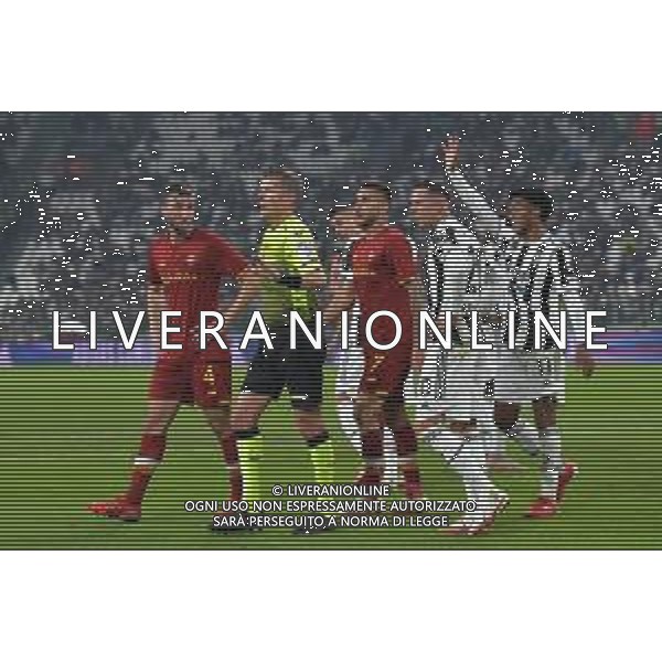 Torino 17.10.2021 Stadio Allianz Stadium ©Alessandro Falzone/Agenzia Aldo Liverani Juventus vs Roma Serie A Tim 2021/2022 Nella foto : Daniele Orsato chiede il sostegno del VAR
