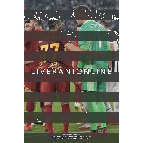 Torino 17.10.2021 Stadio Allianz Stadium ©Alessandro Falzone/Agenzia Aldo Liverani Juventus vs Roma Serie A Tim 2021/2022 Nella foto : Wojciech Szczesny-Henrikh Mkhitaryan